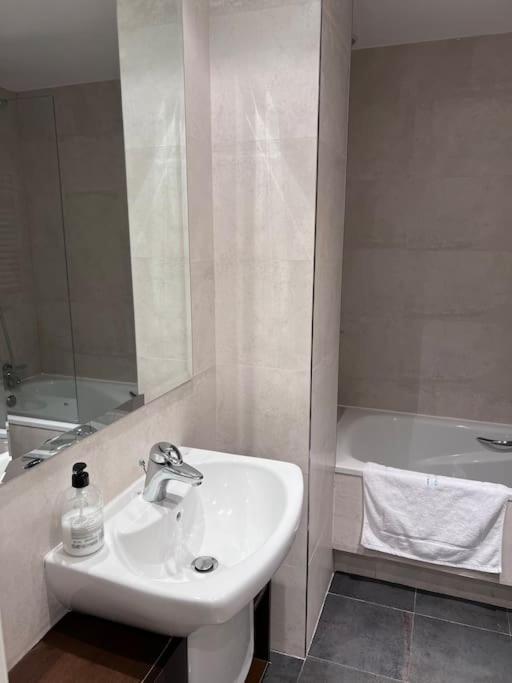 Relajate Despues De Patear Madrid Apartman Kültér fotó
